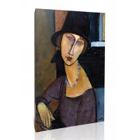 ז'אן אבוטרן עם כובע ומחרוזת